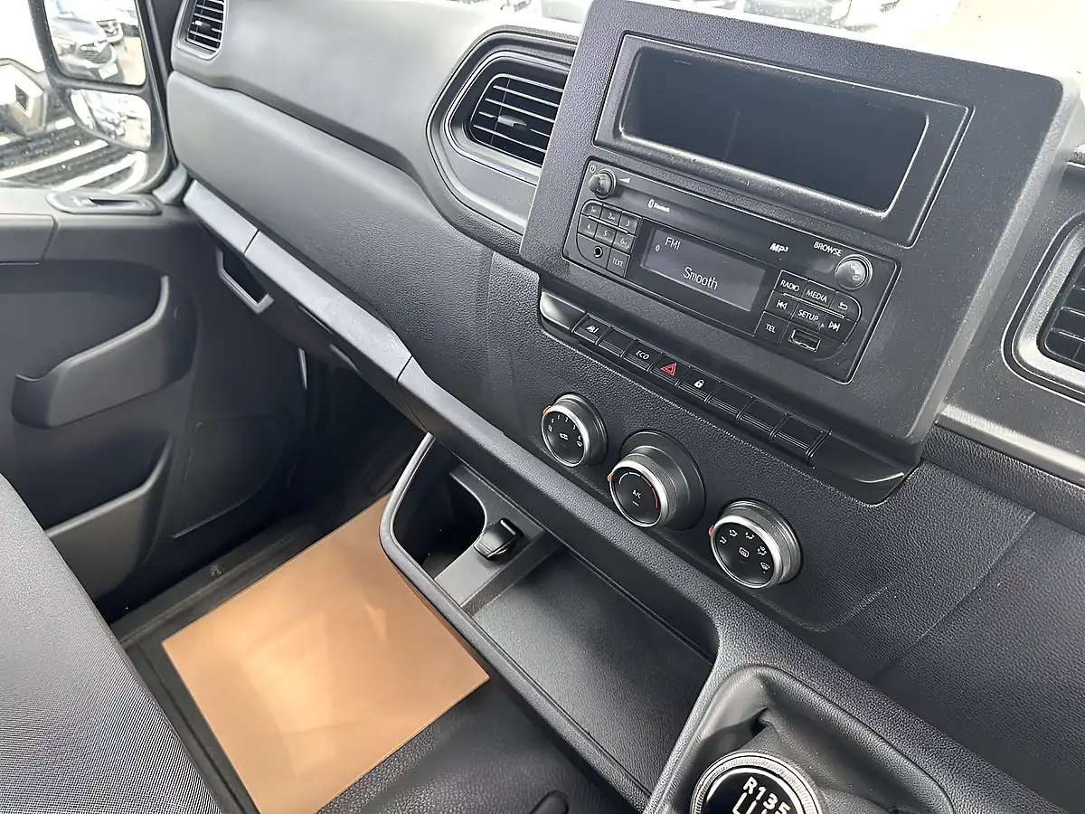 Used 2020 Renault Master Business+ Mineral White - Interior and Exterior details 10