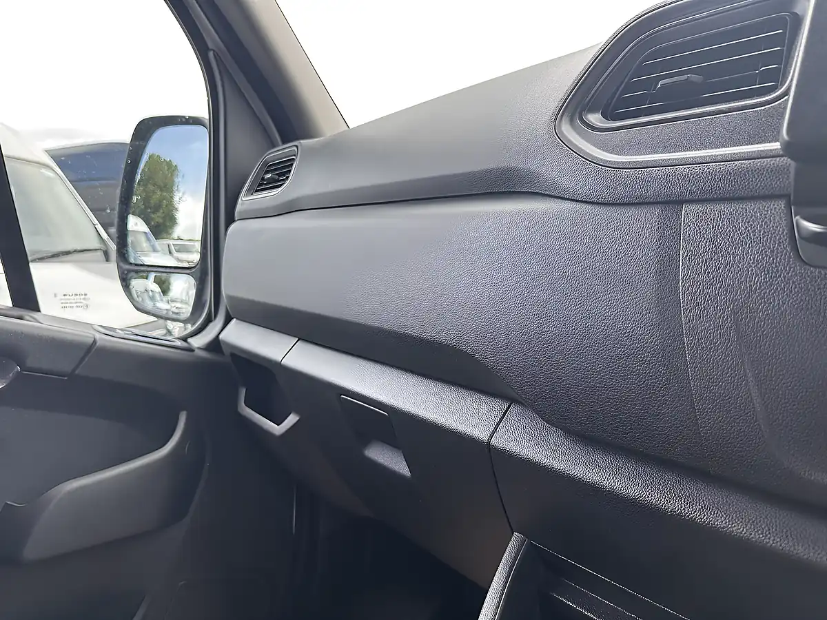 Used 2020 Renault Master Business+ Mineral White - Interior and Exterior details 16