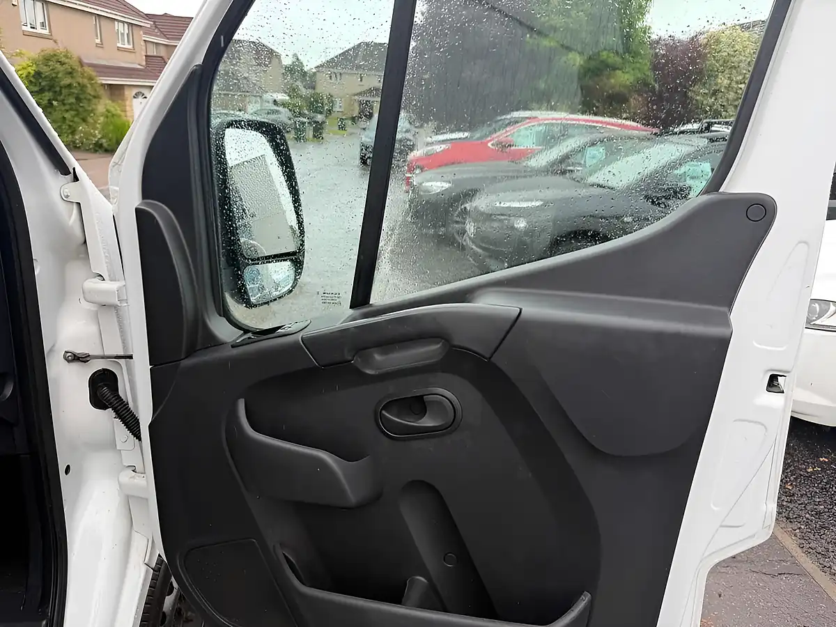 Used 2020 Renault Master Business White - Interior and Exterior details 13