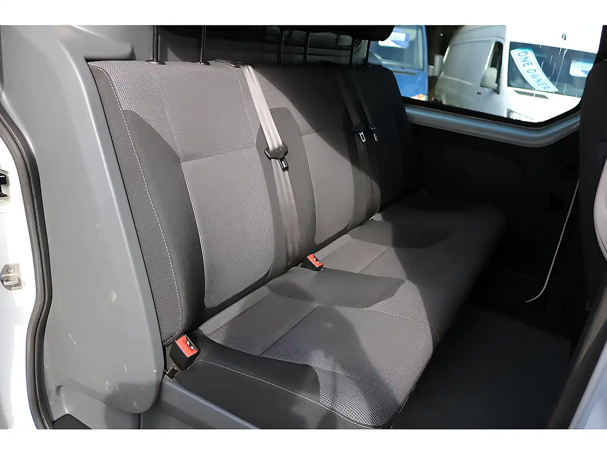 Used 2020 Renault Trafic Business Energy White - Interior and Exterior details 13