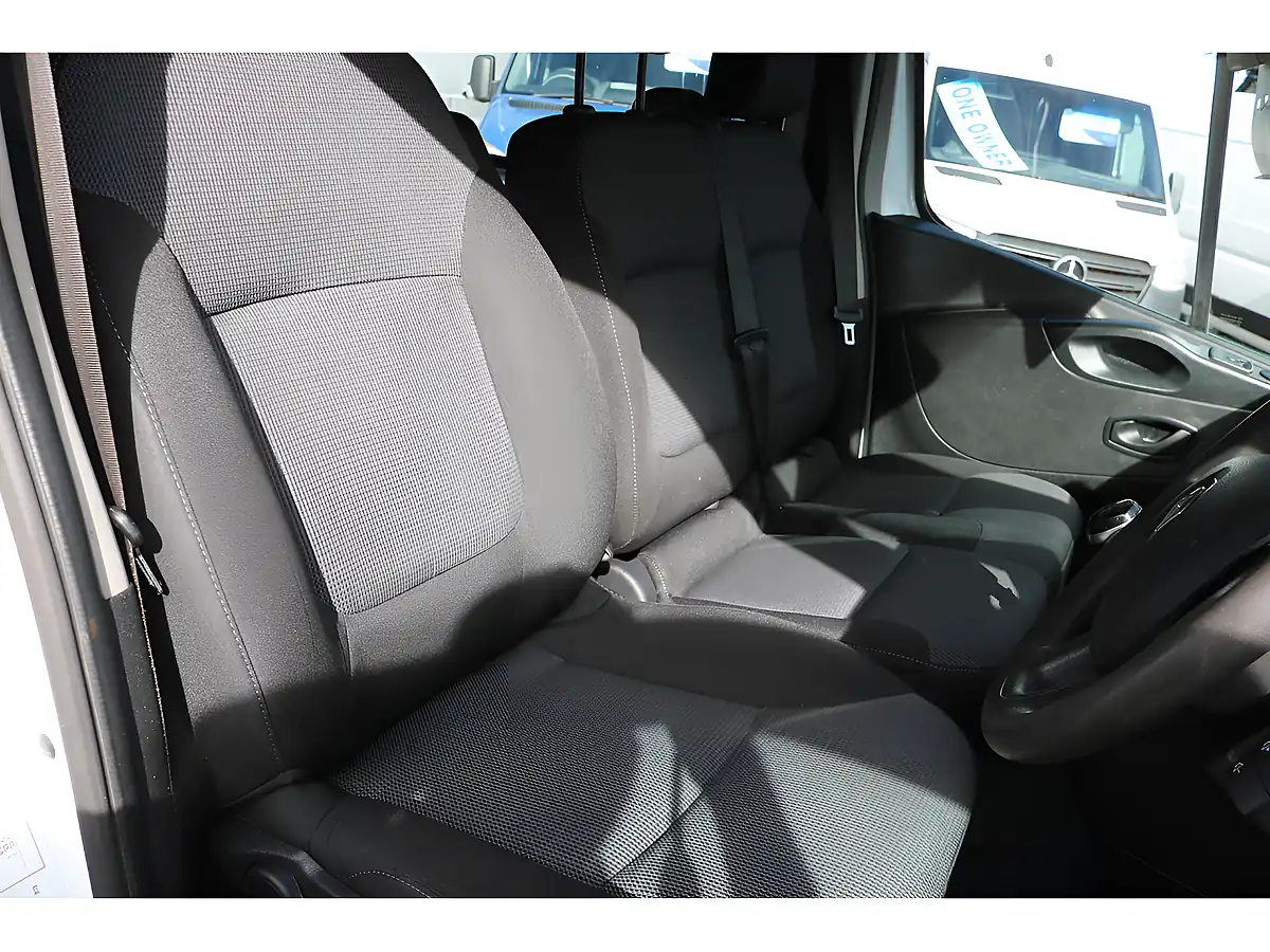 Used 2020 Renault Trafic Business Energy White - Interior and Exterior details 14