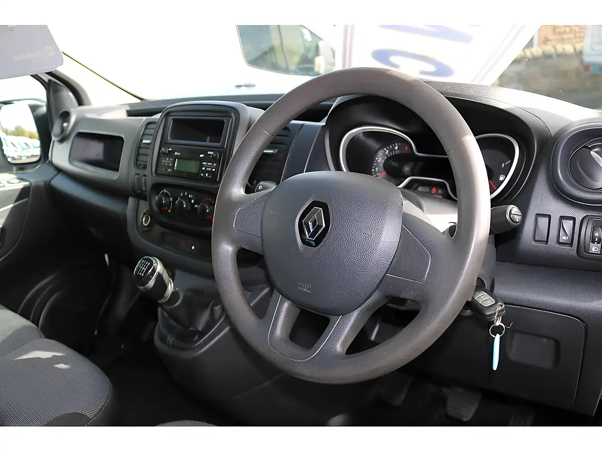 Used 2020 Renault Trafic Business Energy White - Interior and Exterior details 15