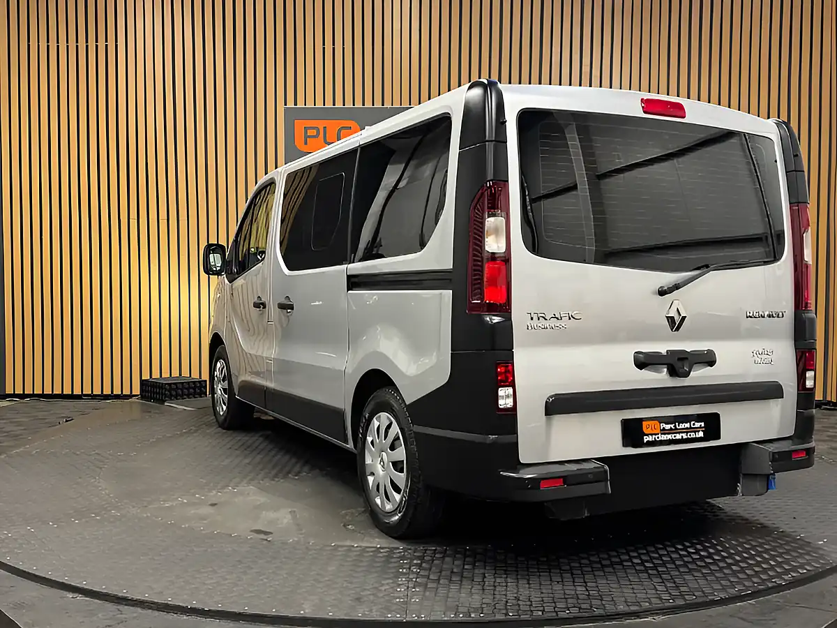 Used 2020 Renault Trafic Energy 28 Business Silver - Interior and Exterior details 11