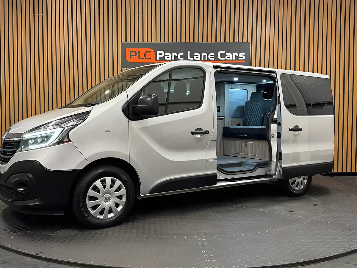 Used 2020 Renault Trafic Energy 28 Business Silver - Interior and Exterior details 13