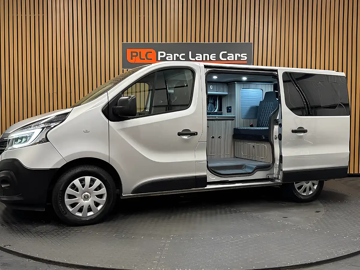 Used 2020 Renault Trafic Energy 28 Business Silver - Interior and Exterior details 2
