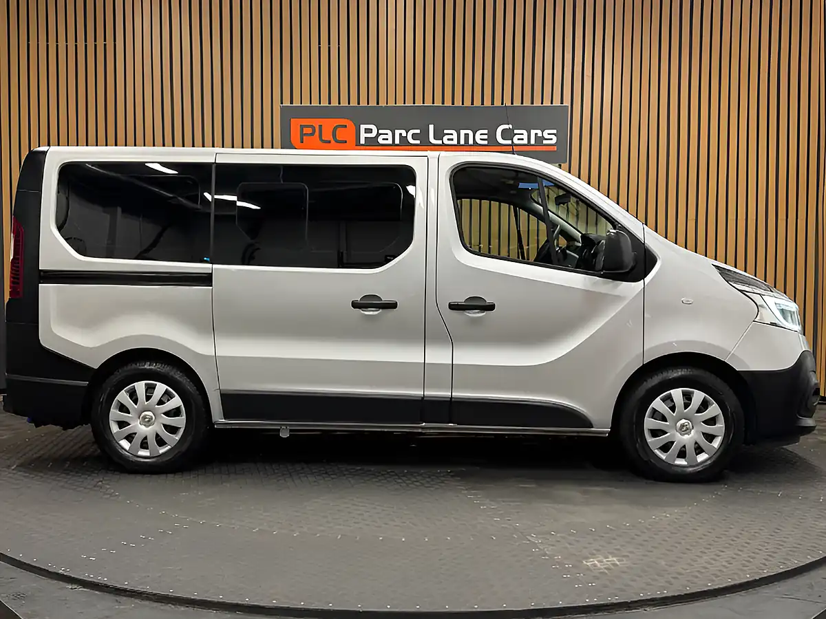 Used 2020 Renault Trafic Energy 28 Business Silver - Interior and Exterior details 7