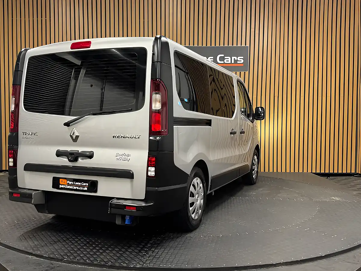 Used 2020 Renault Trafic Energy 28 Business Silver - Interior and Exterior details 8
