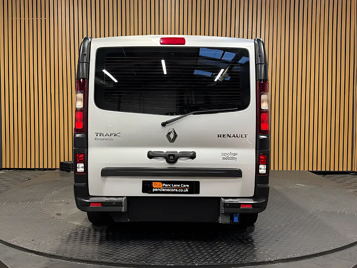 Used 2020 Renault Trafic Energy 28 Business Silver - Interior and Exterior details 9