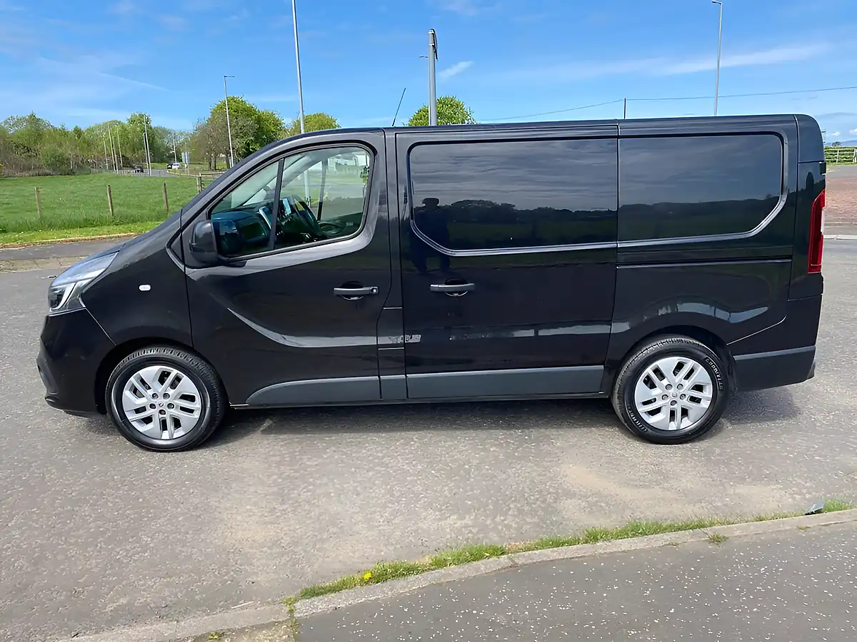 Used 2020 Renault Trafic Energy 28 Sport Nav Black - Interior and Exterior details 16