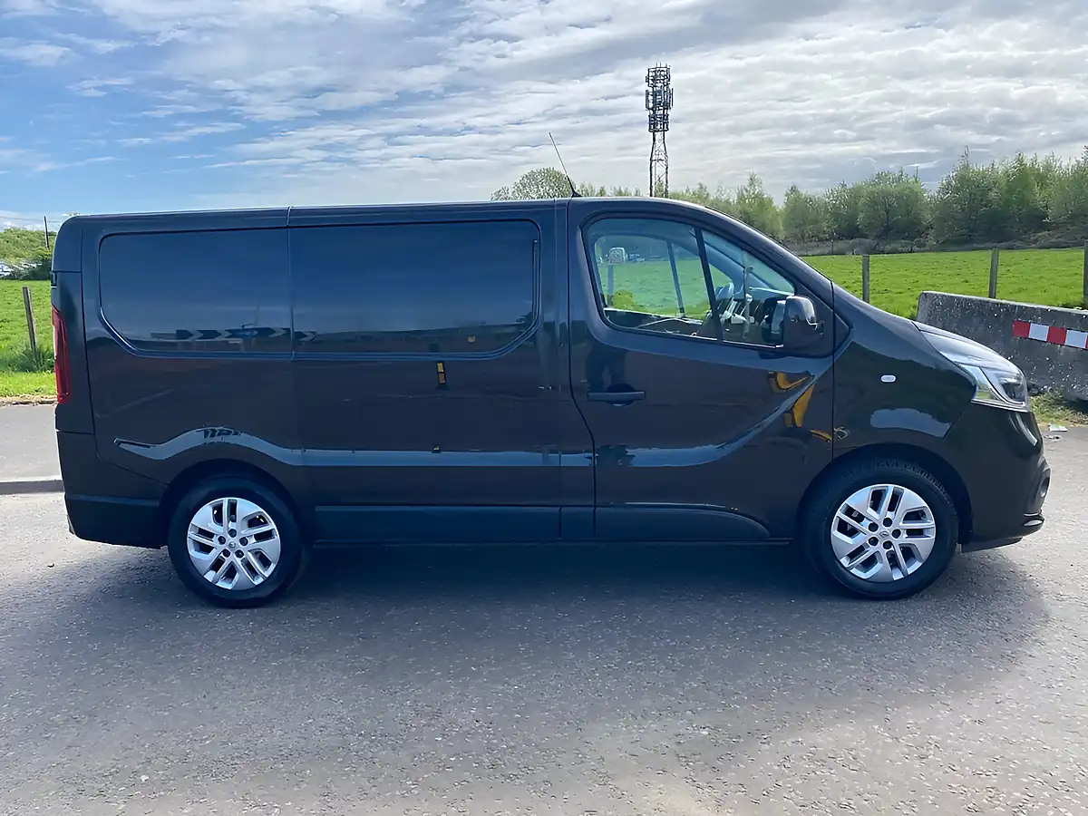 Used 2020 Renault Trafic Energy 28 Sport Nav Black - Interior and Exterior details 2
