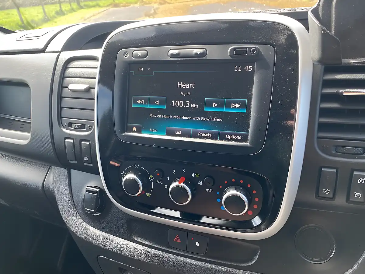 Used 2020 Renault Trafic Energy 28 Sport Nav Black - Interior and Exterior details 5