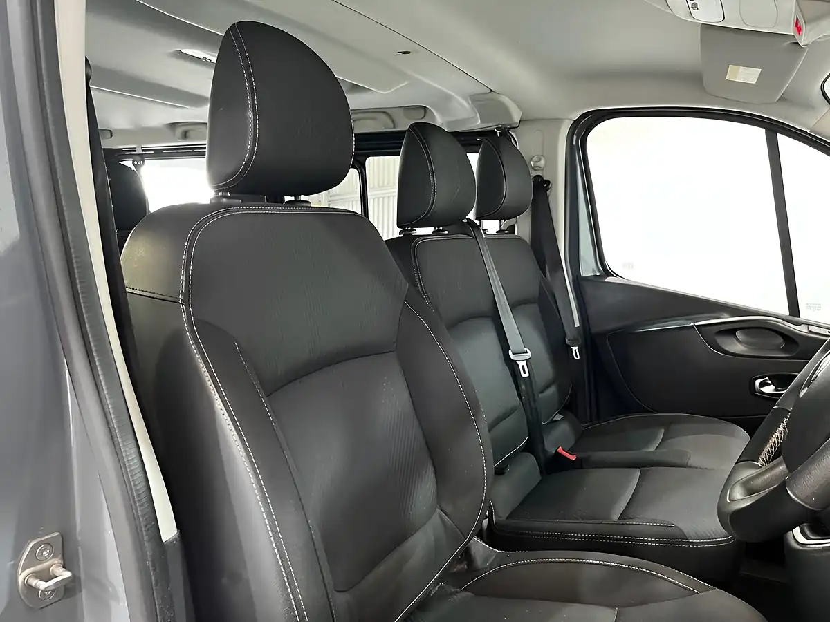 Used 2020 Renault Trafic Energy 28 Sport Nav Minibus Double Cab Grey - Interior and Exterior details 17