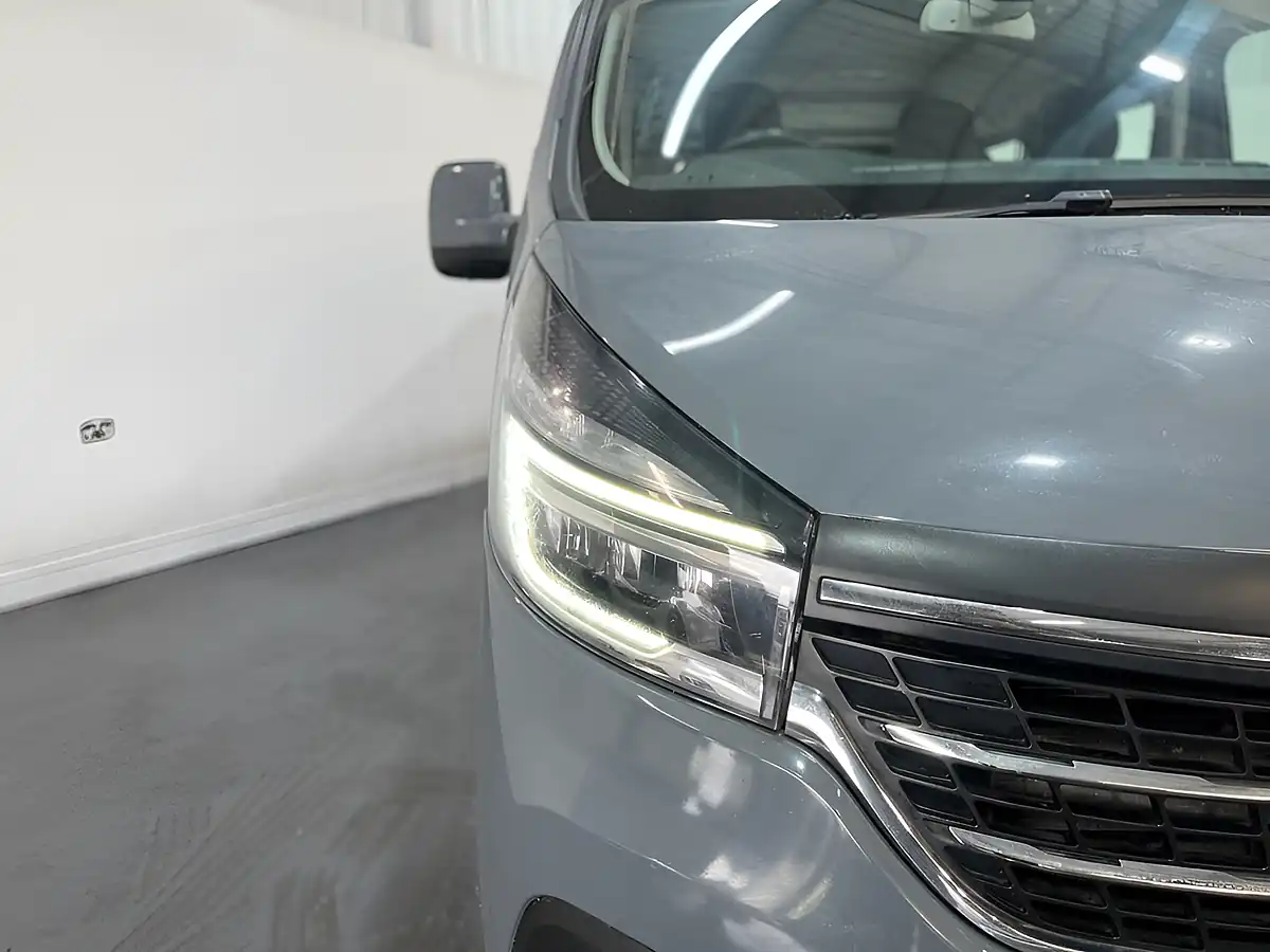 Used 2020 Renault Trafic Energy 28 Sport Nav Minibus Double Cab Grey - Interior and Exterior details 5