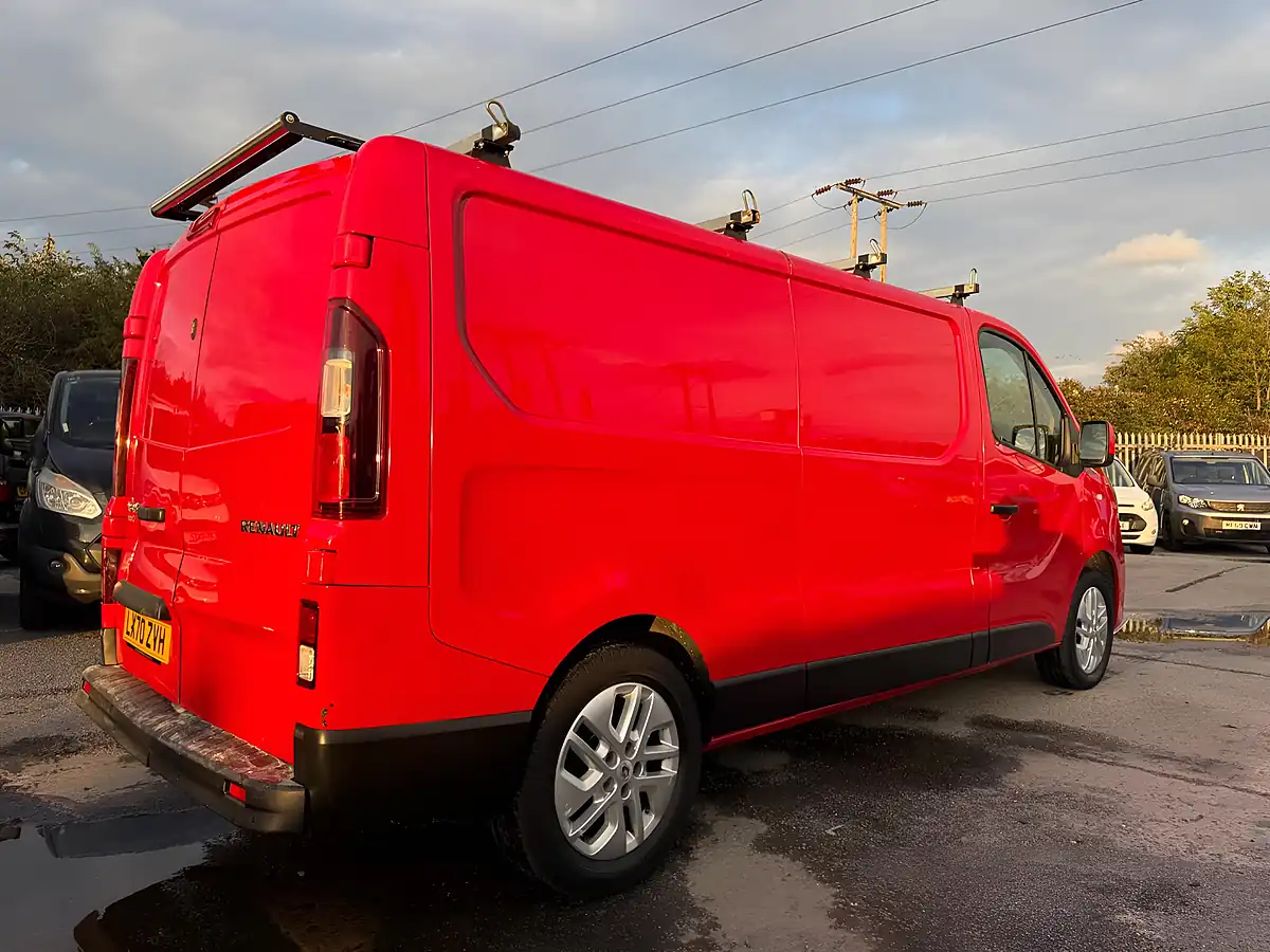 Used 2020 Renault Trafic Energy 30 Sport Lwb Standard Roof Red - Interior and Exterior details 11