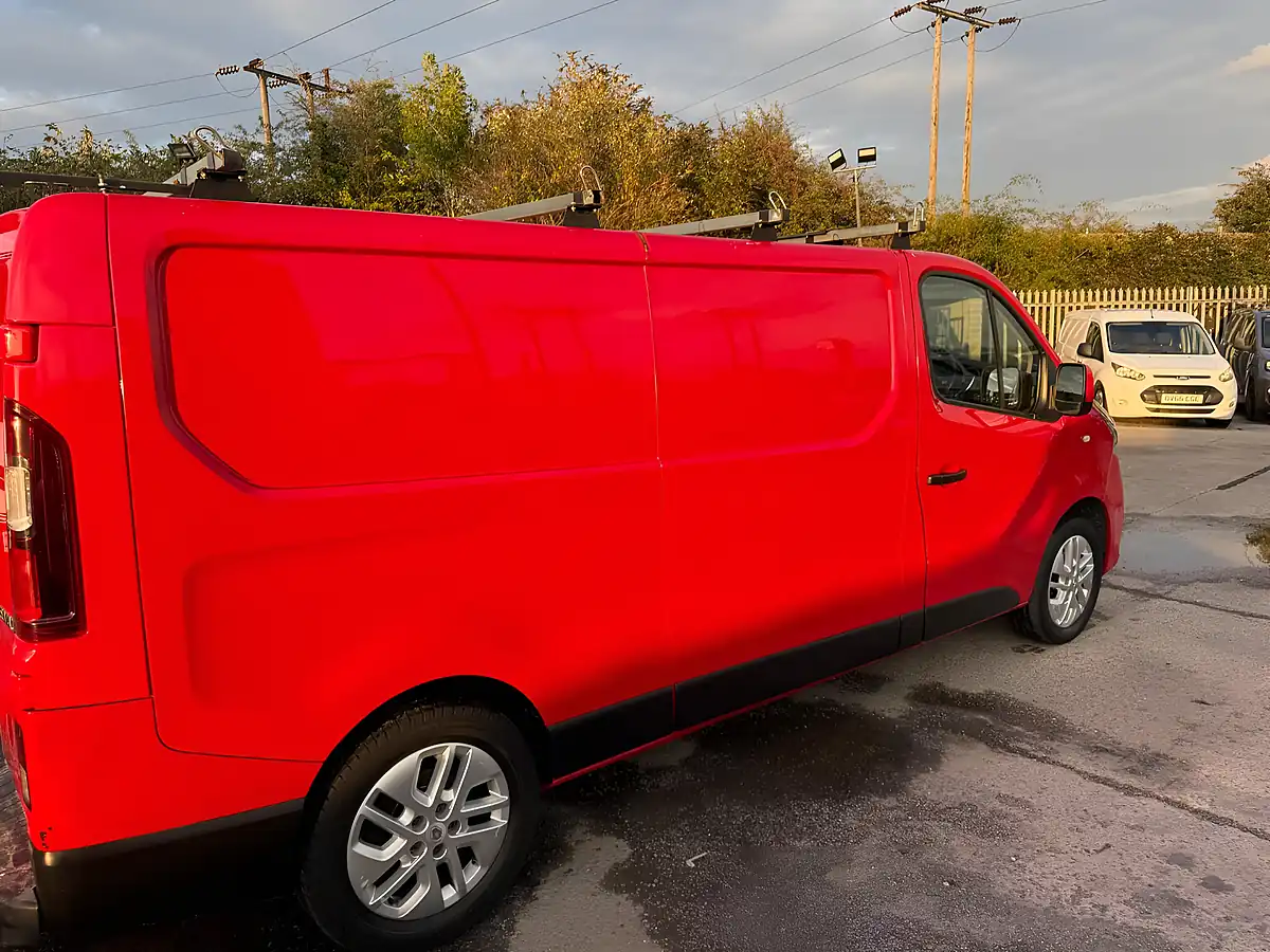 Used 2020 Renault Trafic Energy 30 Sport Lwb Standard Roof Red - Interior and Exterior details 16