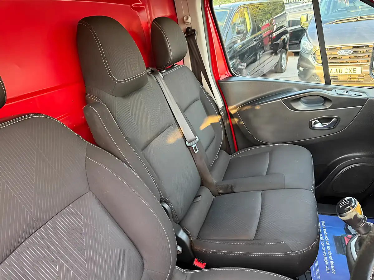 Used 2020 Renault Trafic Energy 30 Sport Lwb Standard Roof Red - Interior and Exterior details 17