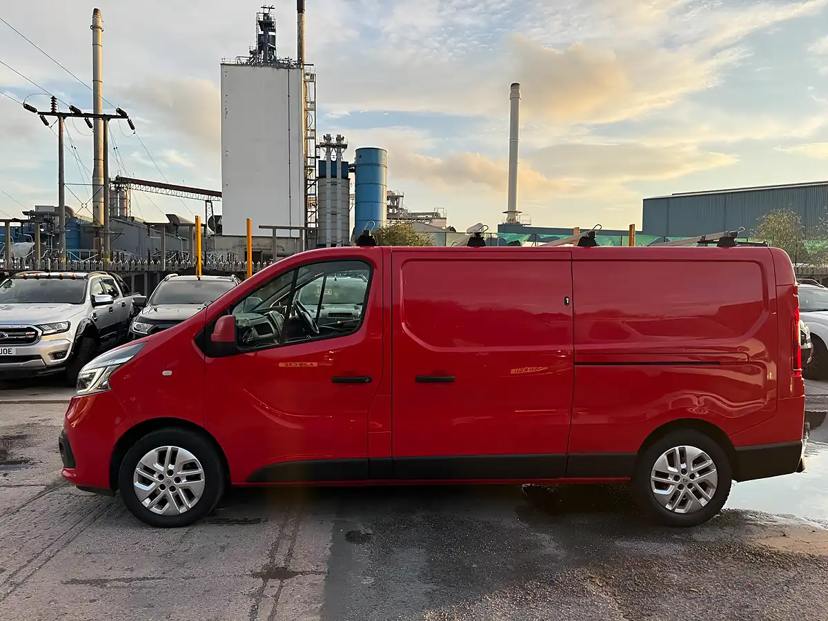 Used 2020 Renault Trafic Energy 30 Sport Lwb Standard Roof Red - Interior and Exterior details 4