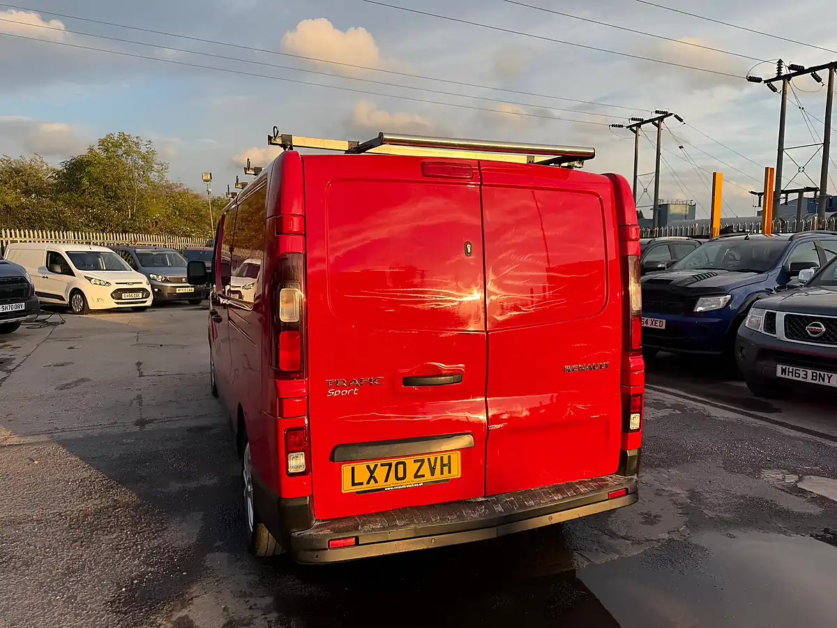 Used 2020 Renault Trafic Energy 30 Sport Lwb Standard Roof Red - Interior and Exterior details 5