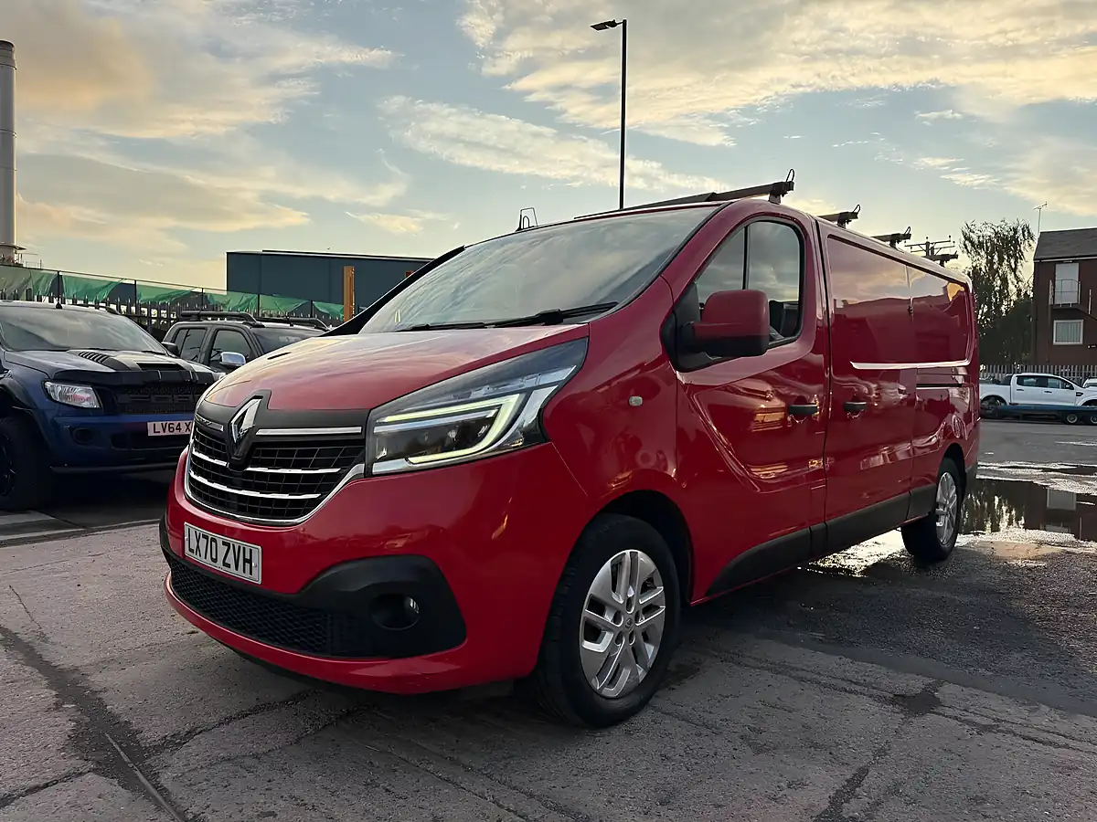 Used 2020 Renault Trafic Energy 30 Sport Lwb Standard Roof Red - Interior and Exterior details 7