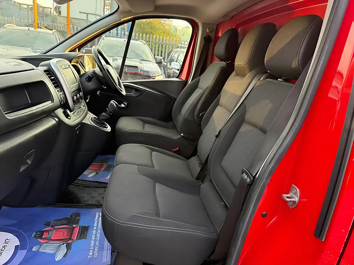 Used 2020 Renault Trafic Energy 30 Sport Lwb Standard Roof Red - Interior and Exterior details 8