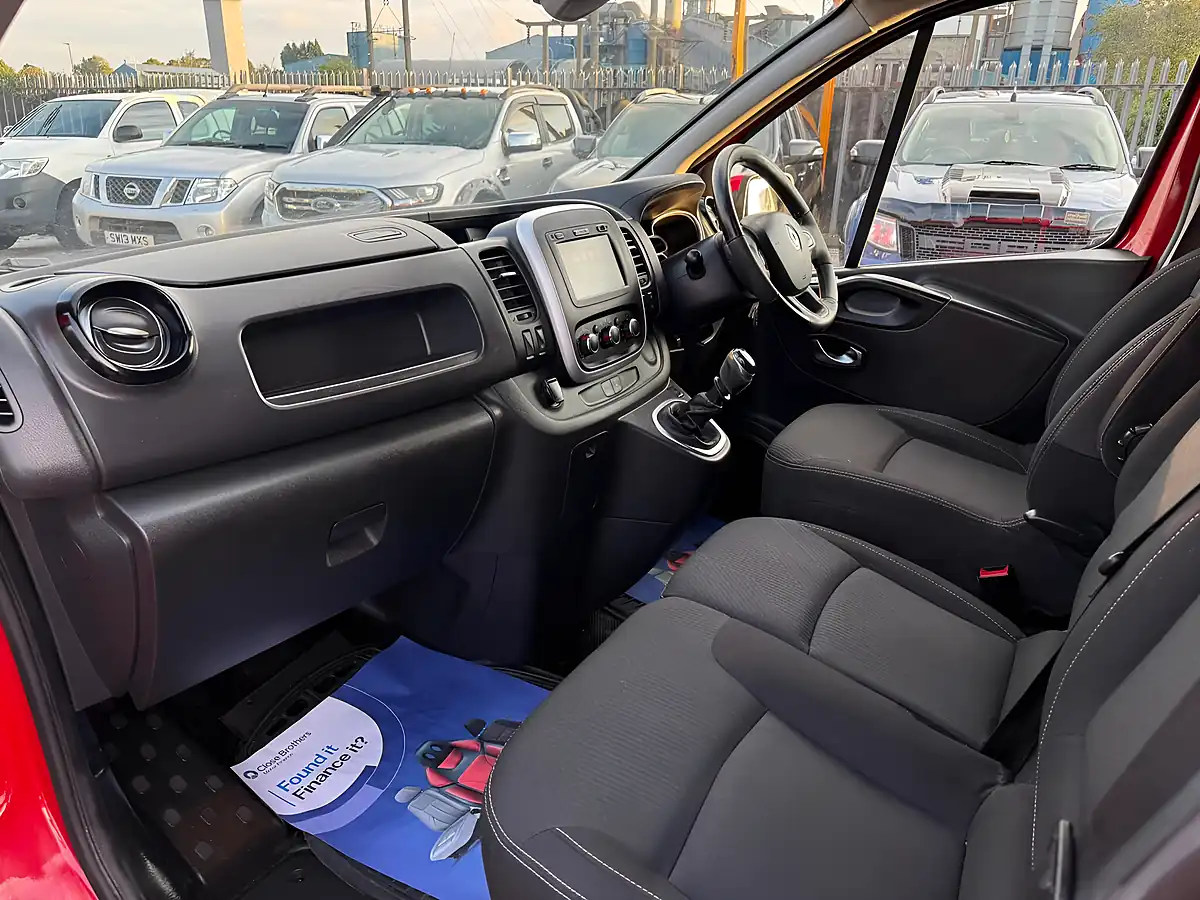Used 2020 Renault Trafic Energy 30 Sport Lwb Standard Roof Red - Interior and Exterior details 9