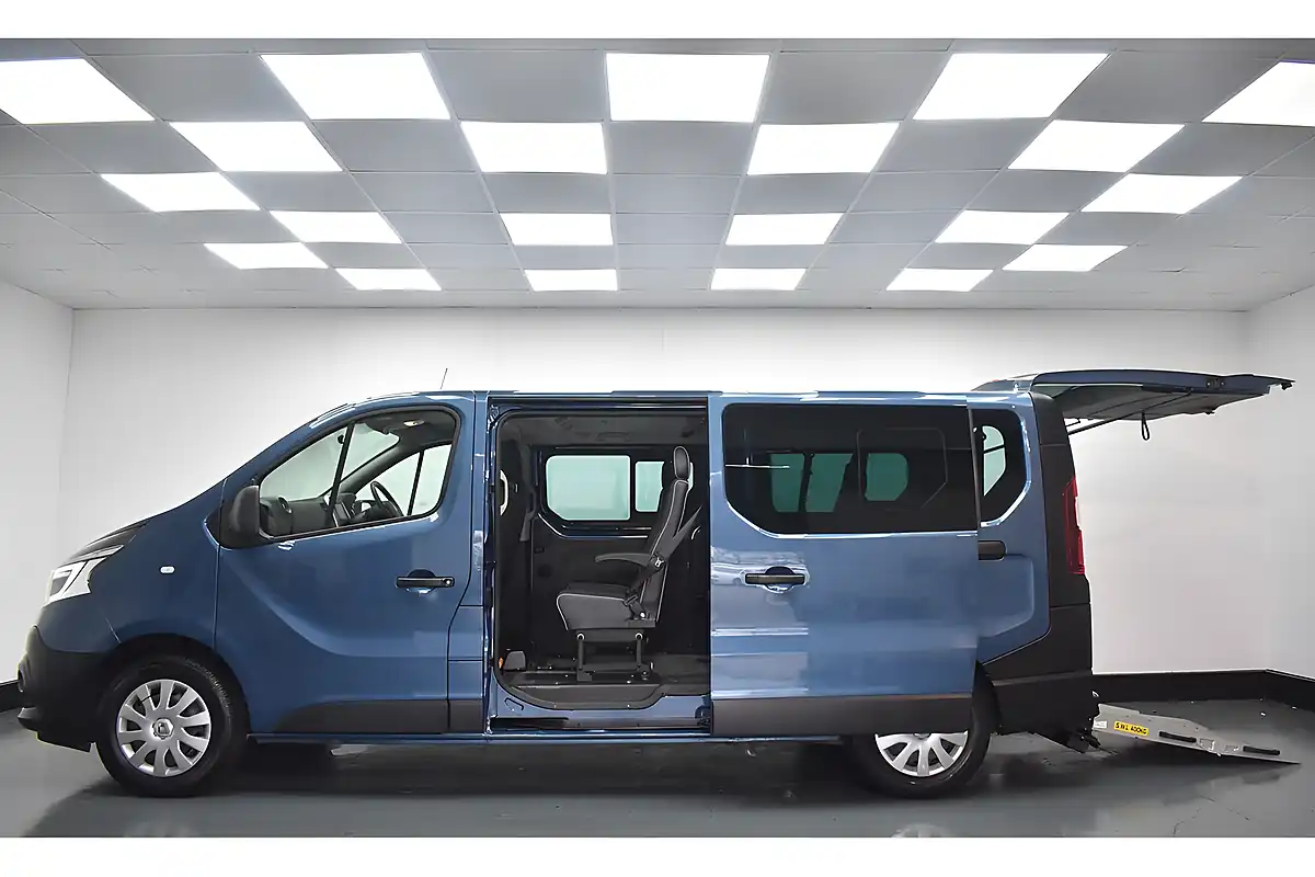 Used 2020 Renault Trafic Lh30 Business Energy Blue - Front View