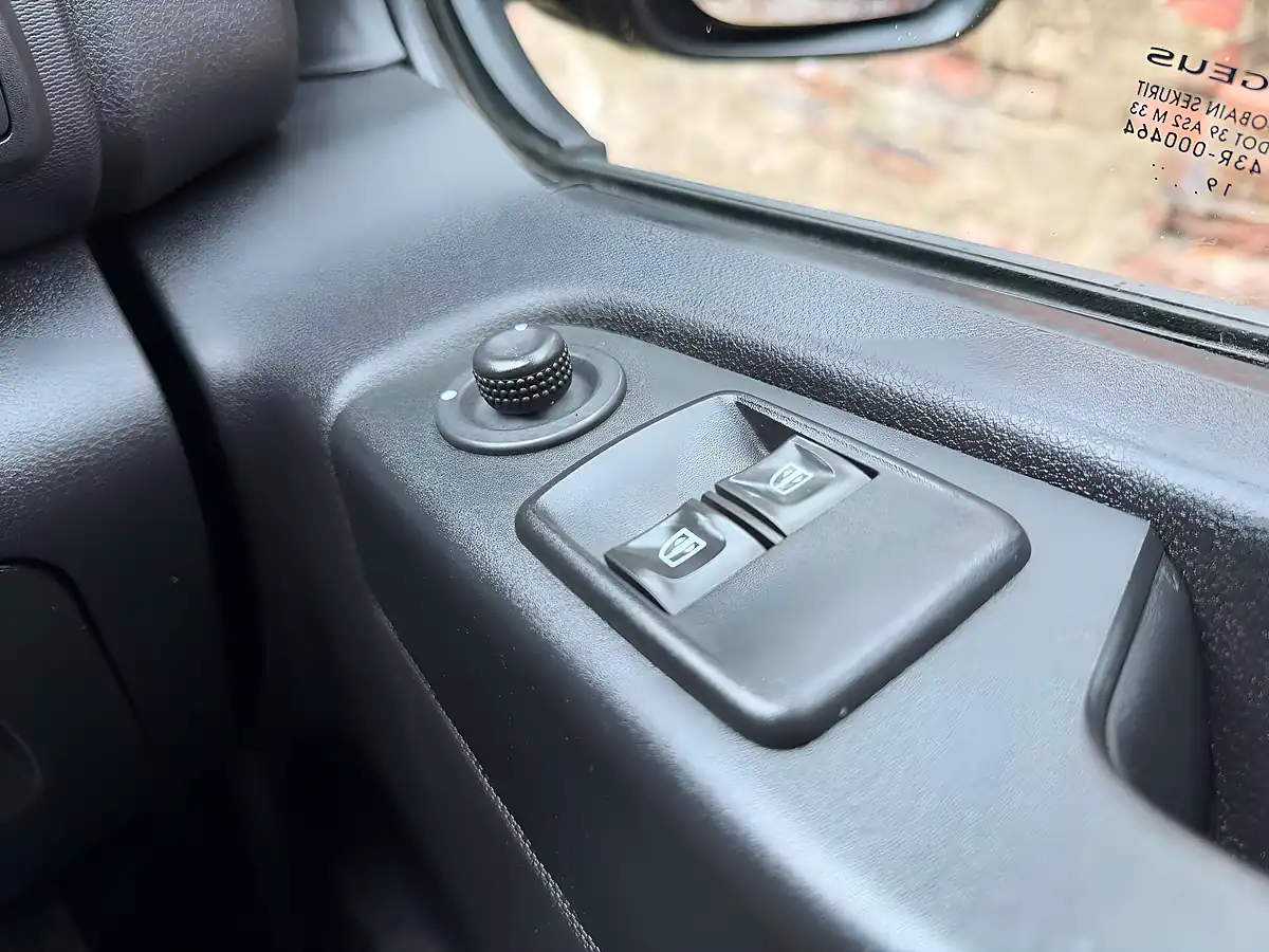 Used 2020 Renault Trafic SL28 Sport Energy Grey - Interior and Exterior details 15