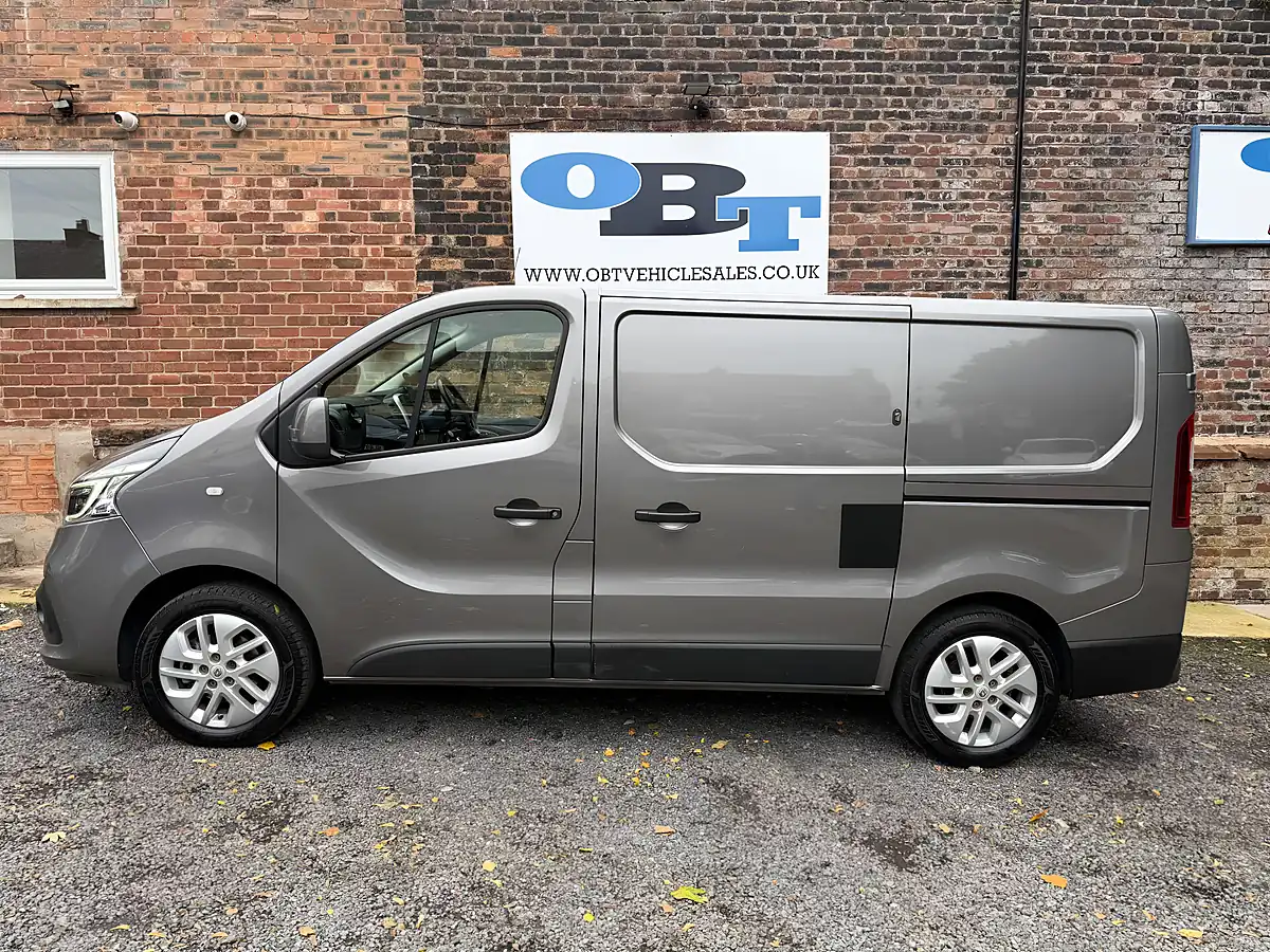 Used 2020 Renault Trafic SL28 Sport Energy Grey - Interior and Exterior details 6
