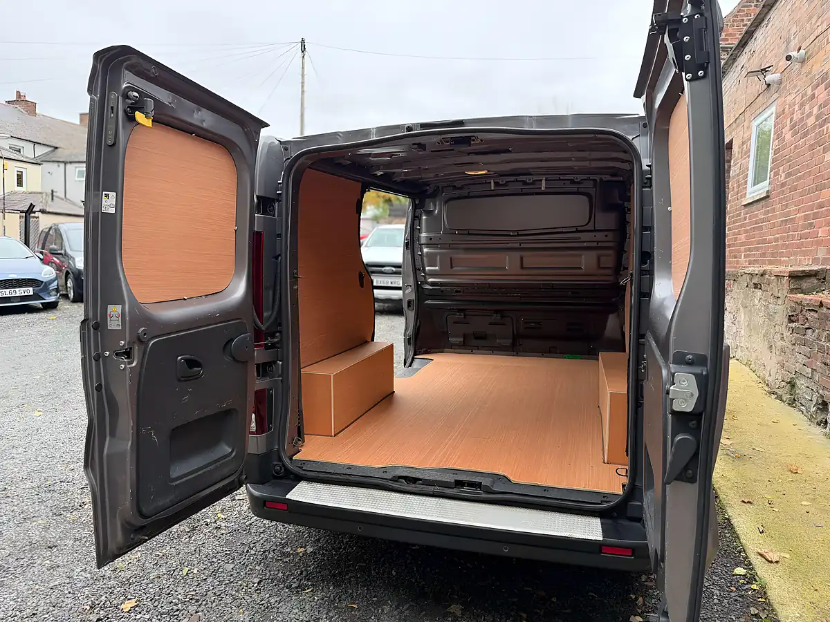 Used 2020 Renault Trafic SL28 Sport Energy Grey - Interior and Exterior details 9