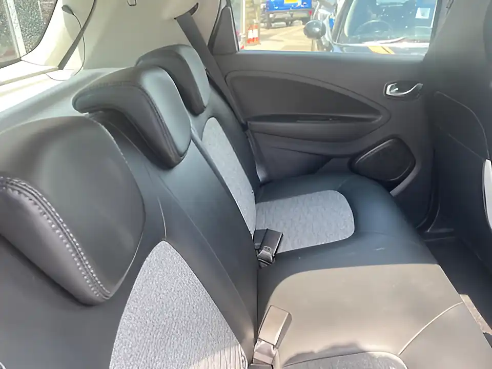 Used 2020 Renault Zoe GT Line White - Interior and Exterior details 8