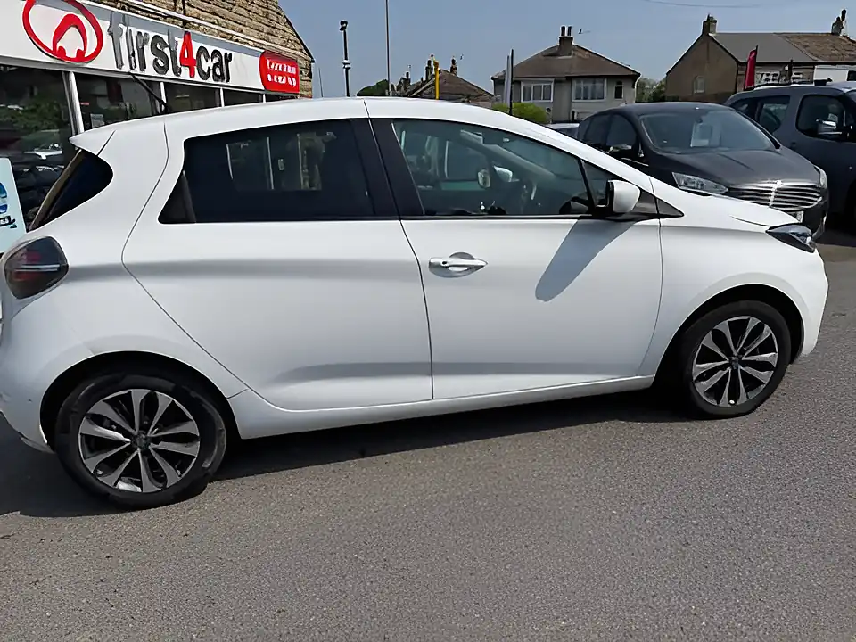 Used 2020 Renault Zoe GT Line White - Interior and Exterior details 10