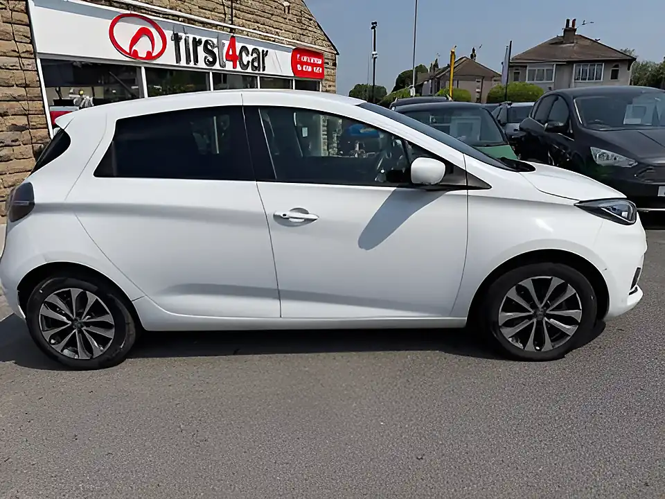 Used 2020 Renault Zoe GT Line White - Interior and Exterior details 11