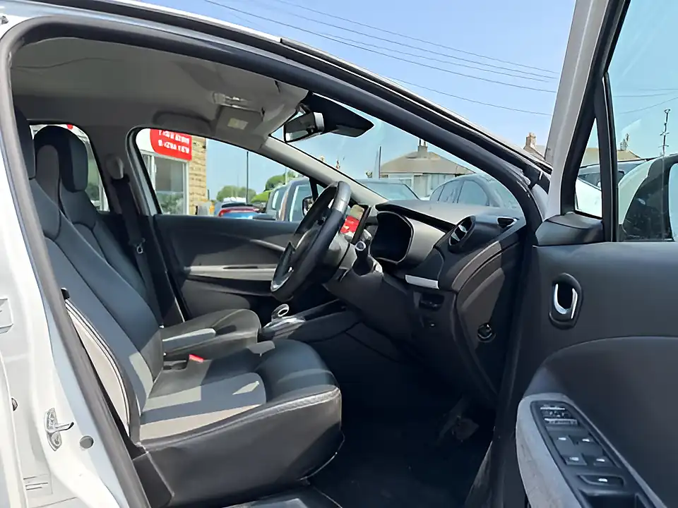Used 2020 Renault Zoe GT Line White - Interior and Exterior details 18