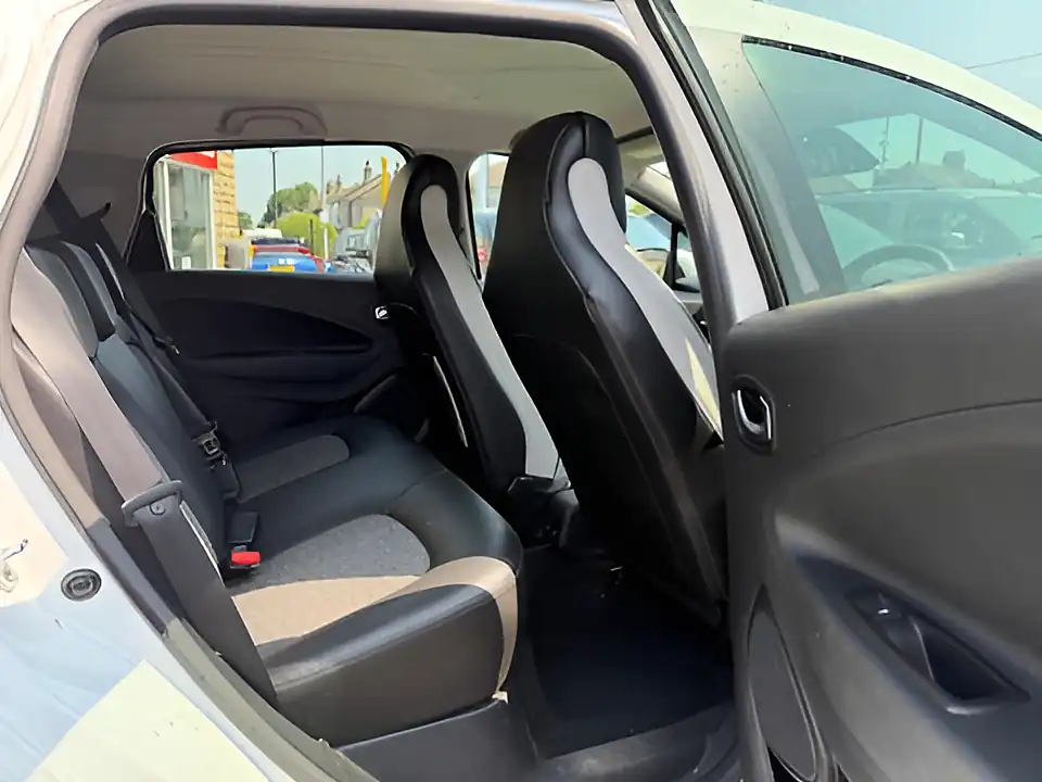 Used 2020 Renault Zoe GT Line White - Interior and Exterior details 19