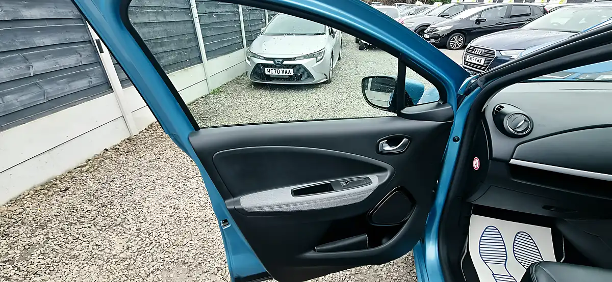Used 2020 Renault Zoe I GT Line Blue - Interior and Exterior details 18
