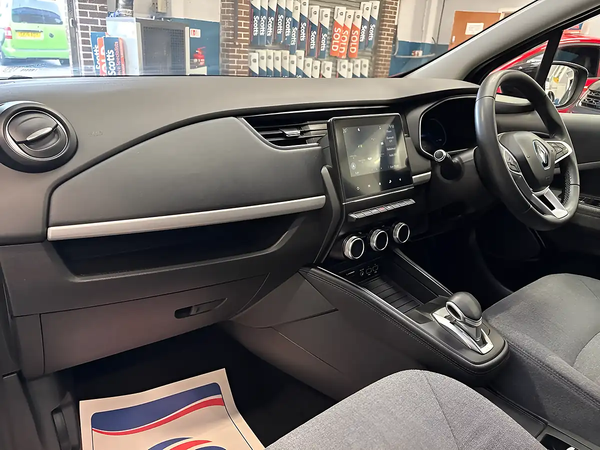 Used 2020 Renault Zoe Iconic Purple - Interior and Exterior details 12
