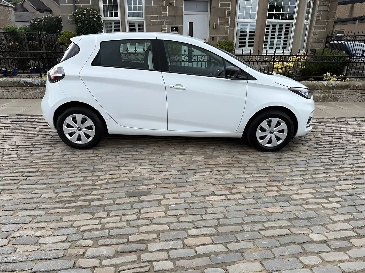 Used 2020 Renault Zoe Play Glacier White - Interior and Exterior details 10