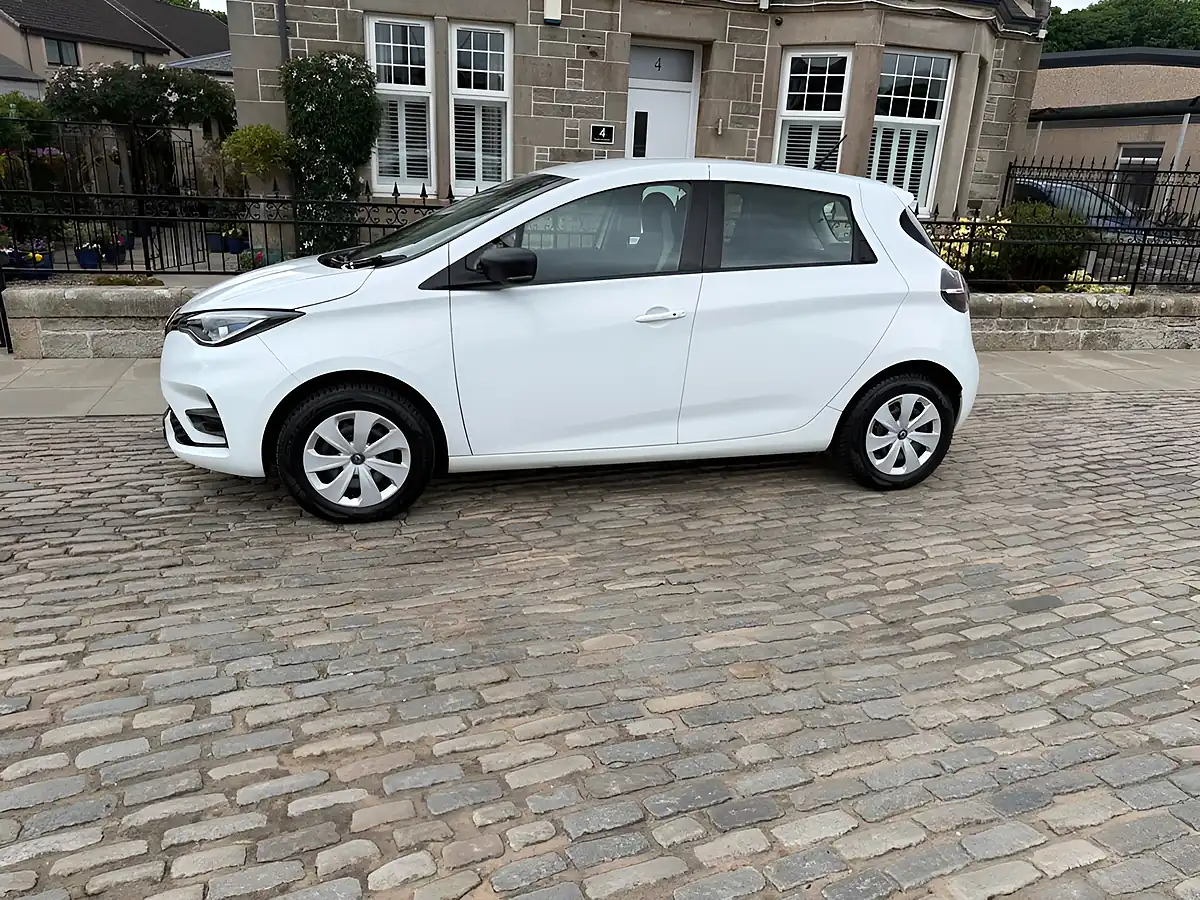 Used 2020 Renault Zoe Play Glacier White - Interior and Exterior details 13