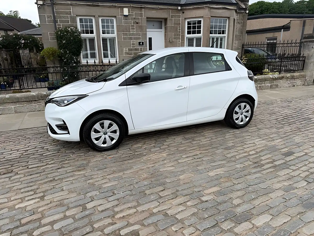 Used 2020 Renault Zoe Play Glacier White - Interior and Exterior details 15