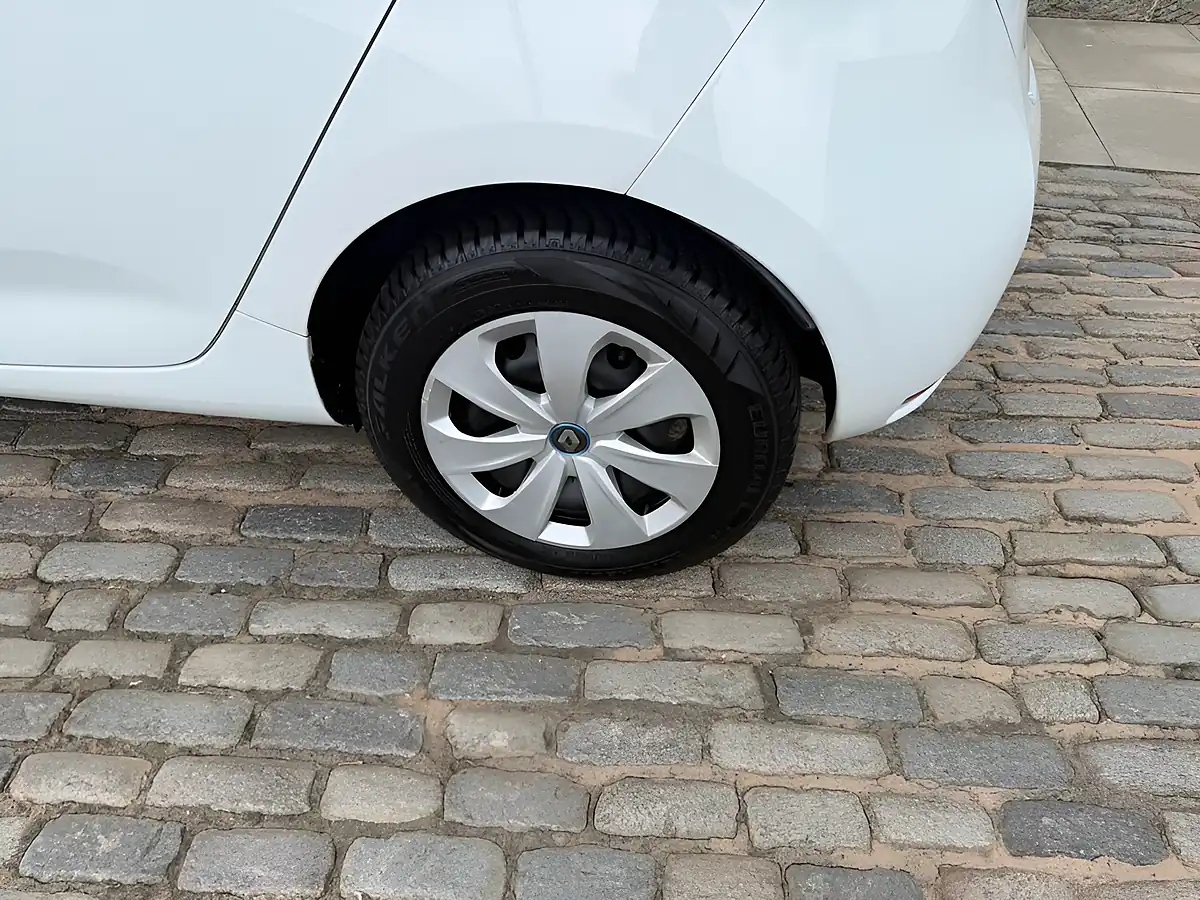 Used 2020 Renault Zoe Play Glacier White - Interior and Exterior details 18