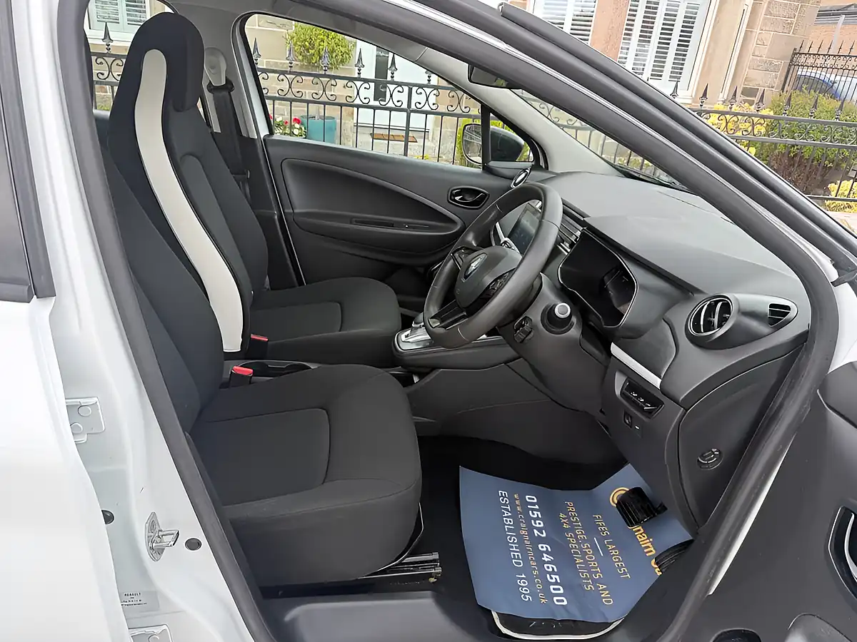 Used 2020 Renault Zoe Play Glacier White - Interior and Exterior details 2