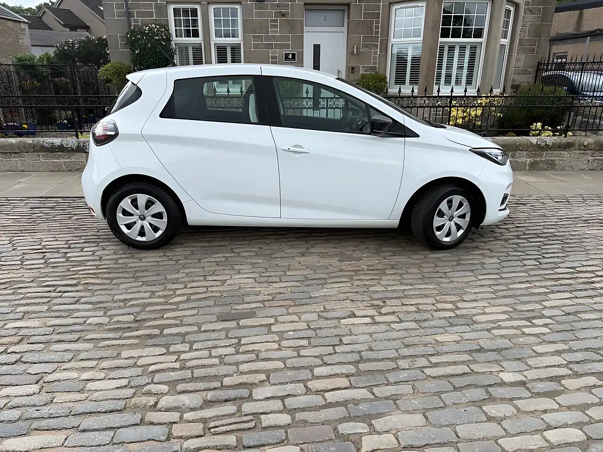 Used 2020 Renault Zoe Play Glacier White - Interior and Exterior details 7