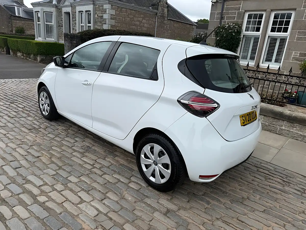 Used 2020 Renault Zoe Play Glacier White - Interior and Exterior details 9