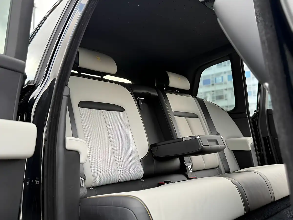 Used 2020 Rolls-Royce Cullinan Black Badge Black - Interior and Exterior details 16