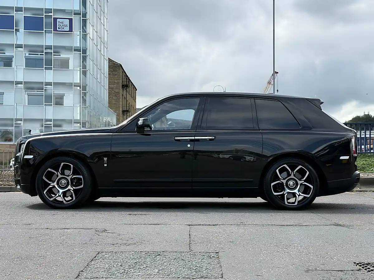 Used 2020 Rolls-Royce Cullinan Black Badge Black - Interior and Exterior details 8