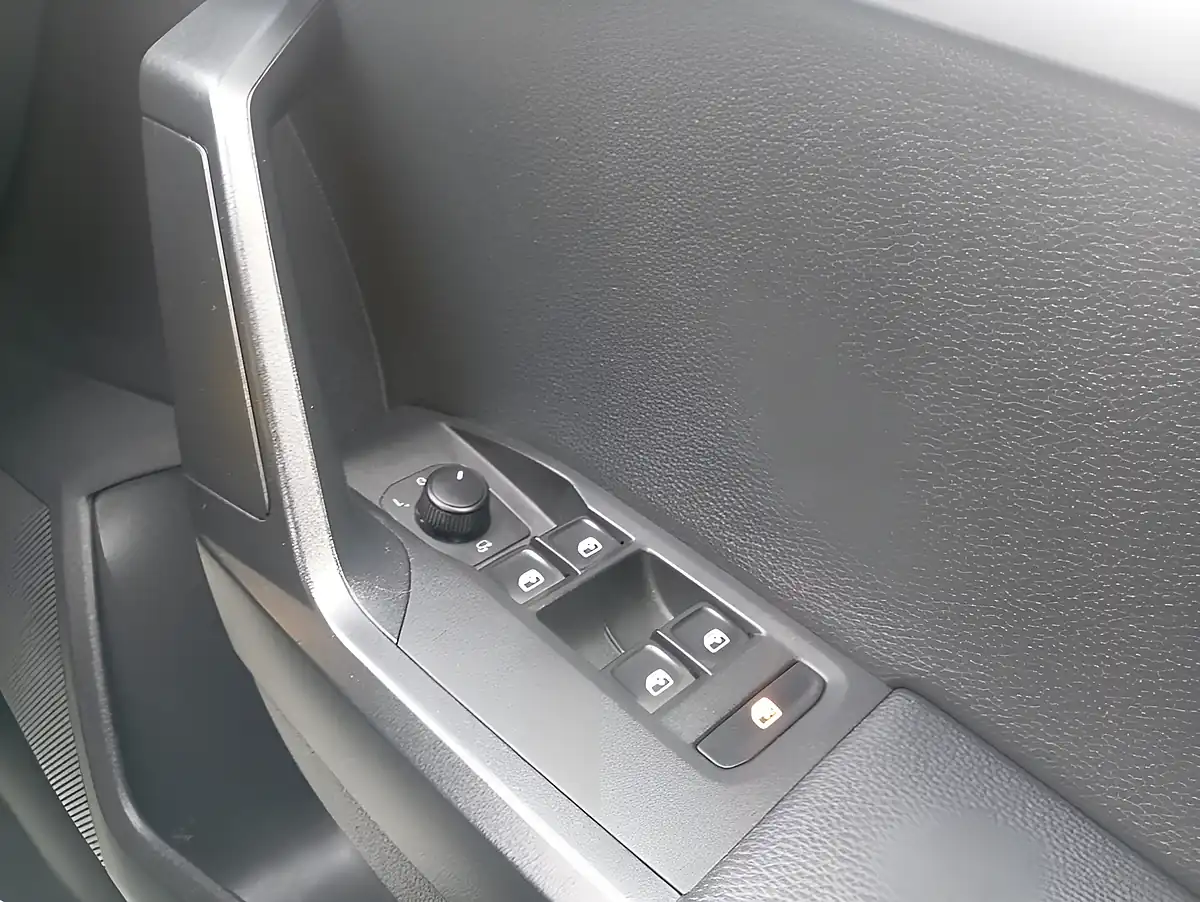 Used 2020 SEAT Arona Fr Sport Blue - Interior and Exterior details 17