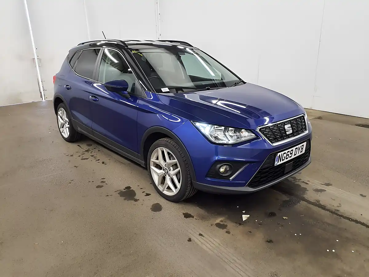 Used 2020 SEAT Arona Se Technology Blue - Front View