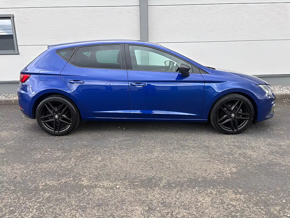 Used 2020 SEAT Leon Fr Black Edition Blue - Interior and Exterior details 9