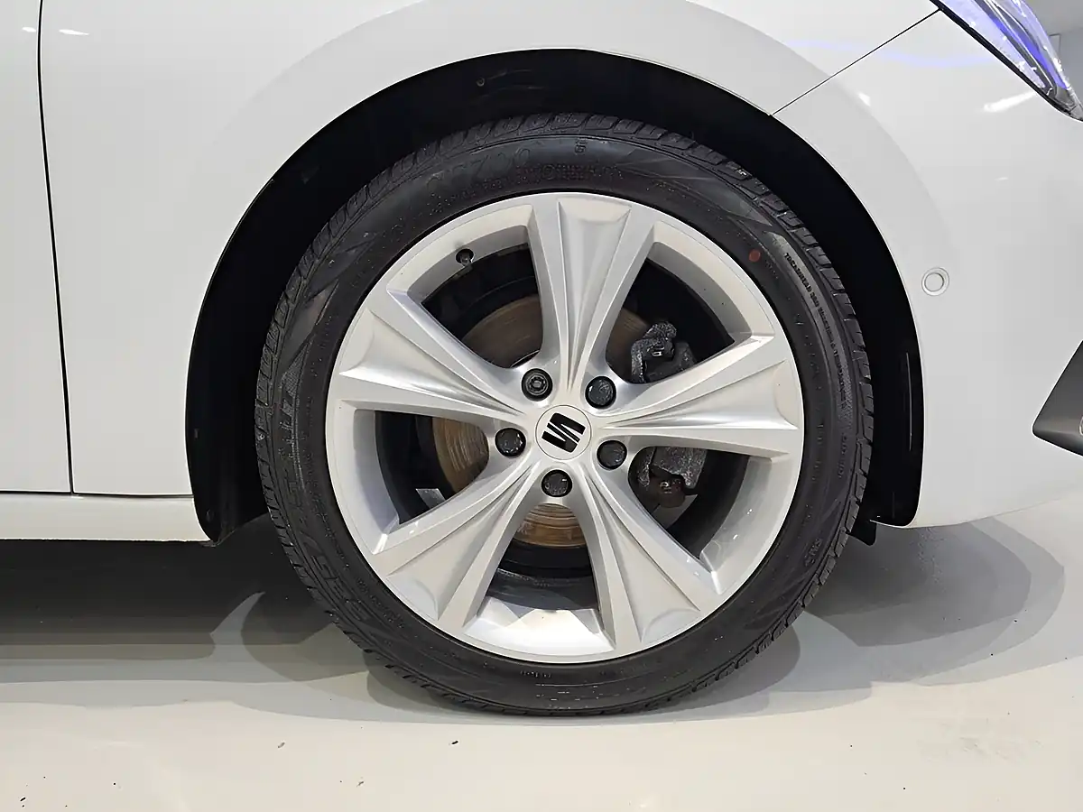 Used 2020 SEAT Leon Fr White - Interior and Exterior details 8