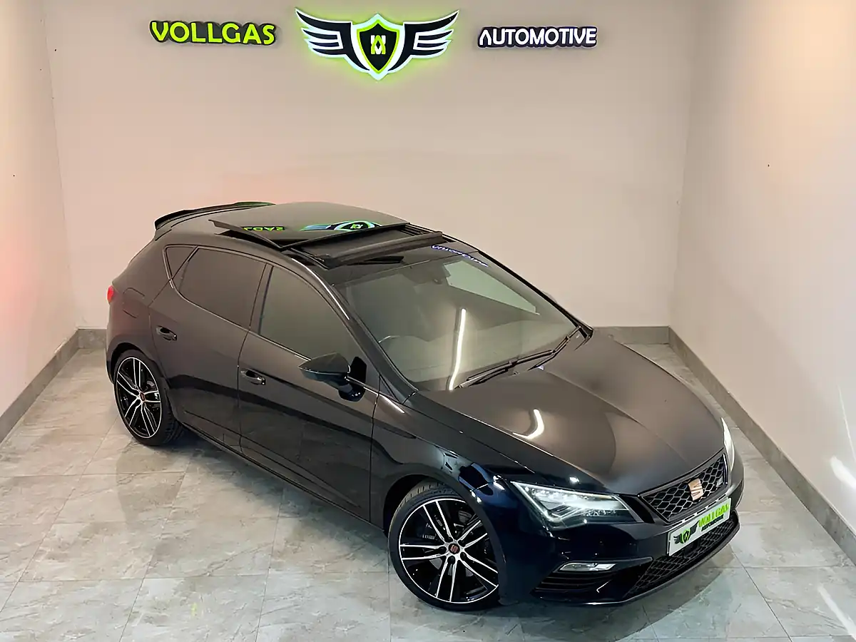 Used 2020 SEAT Leon Lux Black - Front View